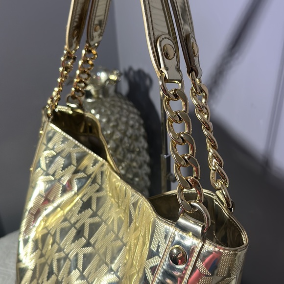 Michael Kors Delancy Pale Gold Mirror
Metallic Monogram Logo Tote EUC - Picture 4 of 17